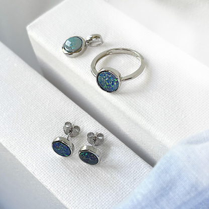 Bague avec opale bleue doublet d'Australie ronde, en argent rhodié 925