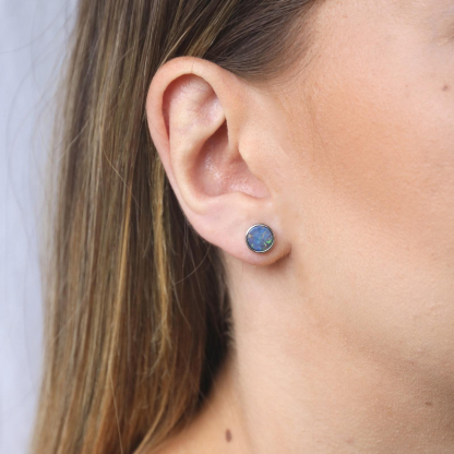 Brincos com gibão redondo opala azul, em prata 925 banhada a ródio