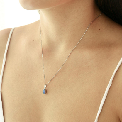 Pendente goccia doppietto opale blu, argento 925 rodiato, altezza 0,9+0,6 cm