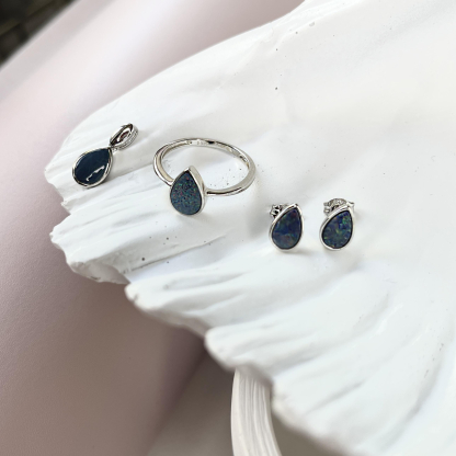 Clous d'oreilles avec opale bleue doublet goutte, en argent rhodié 925