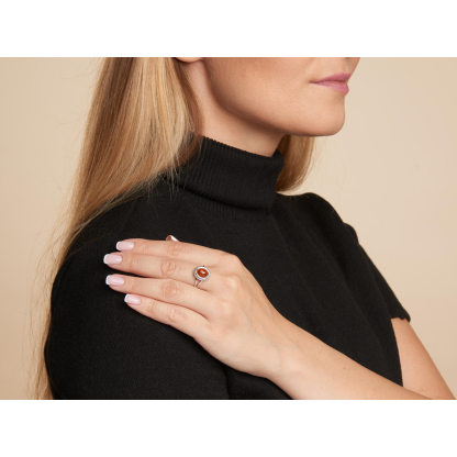Anillo con ámbar coñac ovalado del Mar Báltico, en plata envejecida 925