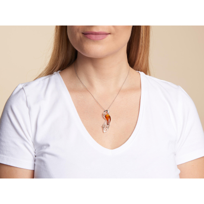 Ciondolo pavone con goccia di ambra cognac, in argento 925 rodiato, altezza 5 cm