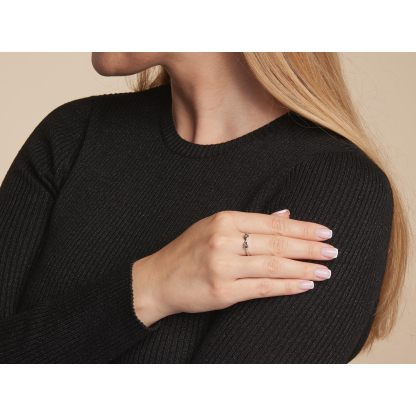 Ring with natural green amber from the Baltic Sea drop, in rhodium-plated silver 925