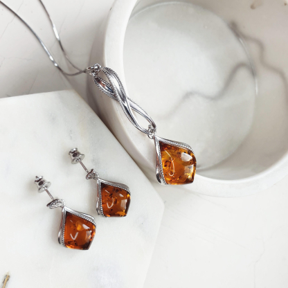 Ring mit natürlichem Cognac-Bernstein aus der Ostsee, gefertigt aus rhodiniertem Silber 925