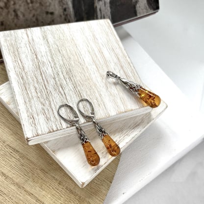 Oorbellen met natuurlijk cognac-amber, in gerhodineerd zilver 925