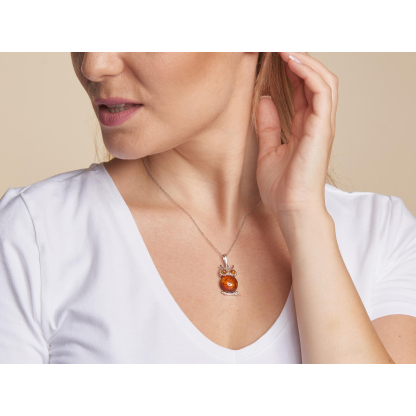 Pandantiv bufniță cu chihlimbar coniac, din argint 925 rodiu, înălțime 2,5+1 cm