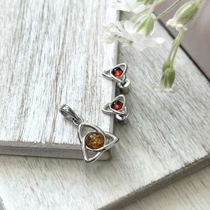 Colgante triquetra con ámbar coñac, en plata 925 rodiada, altura 1,4+0,8 cm