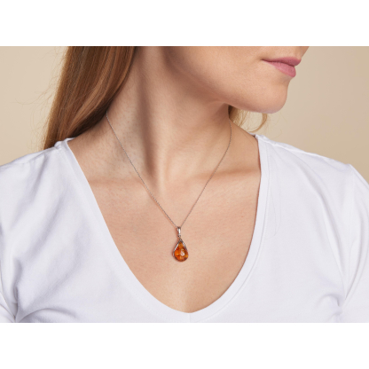 Pendente pendente com âmbar conhaque natural, em prata 925 banhada a ródio, altura 2+1 cm