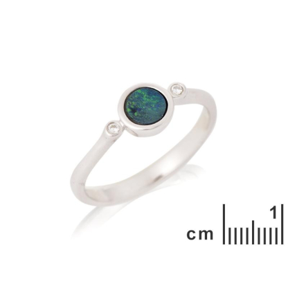 Bague avec opale doublet ronde et oxyde de zirconium, en argent rhodié 925