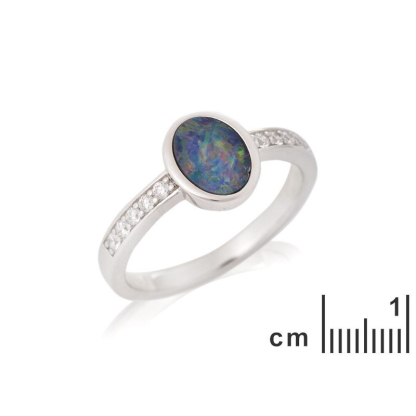 Bague avec opale doublet ovale et oxyde de zirconium, en argent rhodié 925