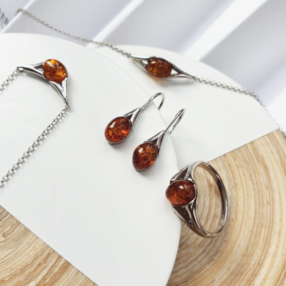 Anello con ambra cognac naturale del Mar Baltico ovale, realizzato in argento 925 rodiato