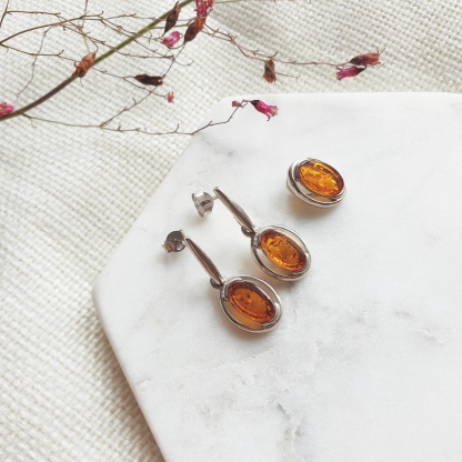 Oorbellen met natuurlijk cognac-amber, in gerhodineerd zilver 925