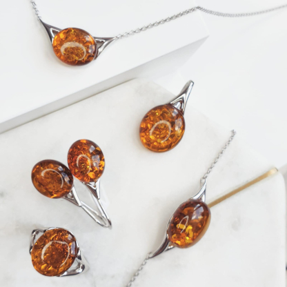 Collier avec ambre cognac ovale, en argent rhodié 925, longueur 40 + 5 cm