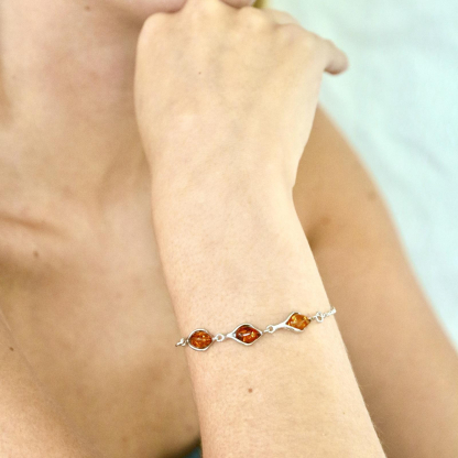 Pulseira com gota âmbar conhaque, em prata 925 banhada a ródio, comprimento 16+3 cm