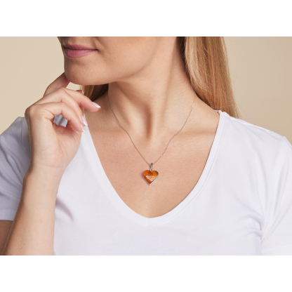 Pandantiv inimă cu chihlimbar natural cognac, din argint 925 rodiu, înălțime 1+2 cm