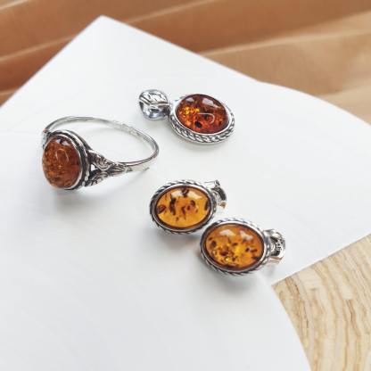 Pendentif avec ambre cognac ovale, en argent vieilli 925, hauteur 1+0,6 cm