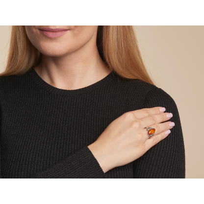 Anello con ambra cognac naturale del Mar Baltico ovale, realizzato in argento 925 rodiato