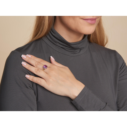 Anel com ametista roxa natural, em ouro 750