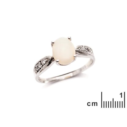 Anello con opale ovale e ossido di zirconio, in argento 925 rodiato