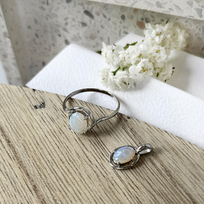 Anhänger mit ovalem weißem Opal, aus 925er rhodiniertem Silber, Höhe 1 cm
