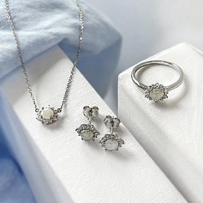 Bague avec opale ronde et oxyde de zirconium, en argent rhodié 925