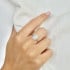 Anillo con ópalo ovalado y óxido de circonio, en plata 925 rodiada