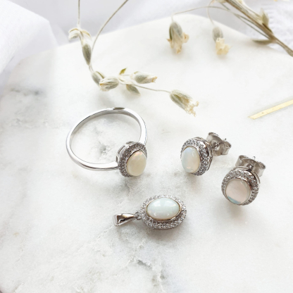 Anillo con ópalo ovalado y óxido de circonio, en plata 925 rodiada