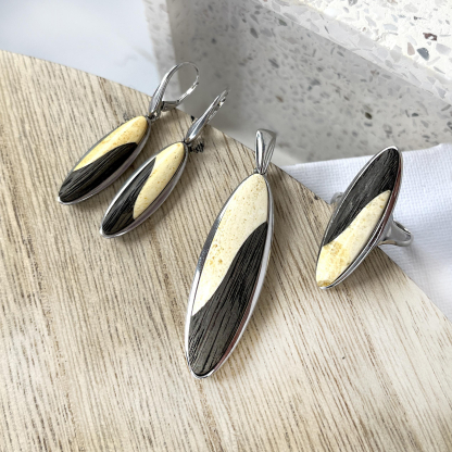 Pendant with amber navette and oak, in rhodium silver 925, height 4.5+1.2 cm