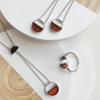 Anillo con ámbar coñac natural del Mar Báltico, en plata 925 rodiada