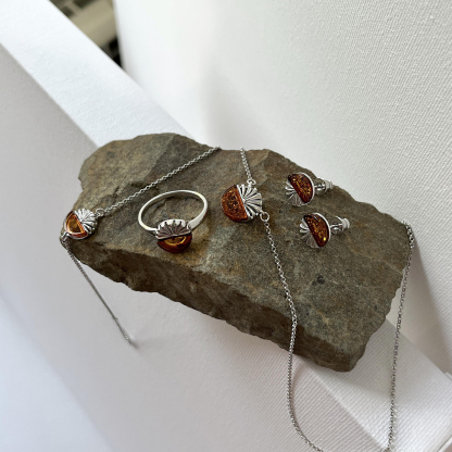 Anello con ambra cognac naturale del Mar Baltico, realizzato in argento 925 rodiato