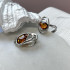 Brincos com âmbar conhaque natural oval, em prata 925 banhada a ródio