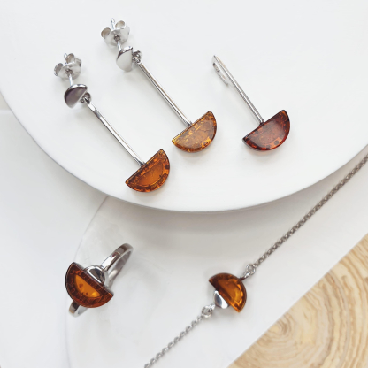 Anello semicerchio con ambra cognac naturale, in argento 925 rodiato