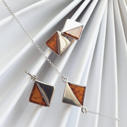 Square stud earrings with natural cognac amber triangle, in 925 rhodium silver