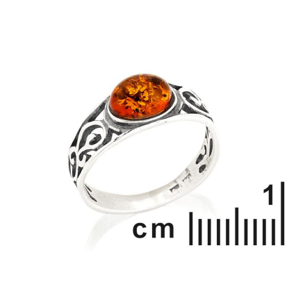 Anel com âmbar conhaque natural do oval do Mar Báltico, feito de prata envelhecida 925