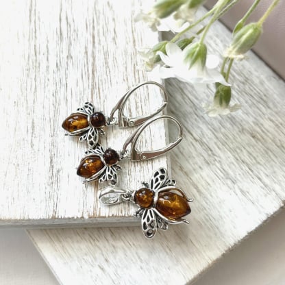 Anillo abeja con ámbar coñac natural, en plata 925 envejecida