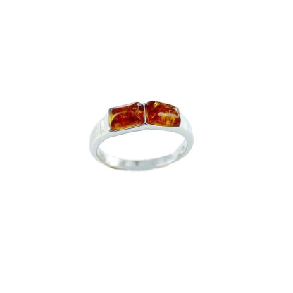Anello con ambra naturale color cognac del Mar Baltico, in argento rodiato 925