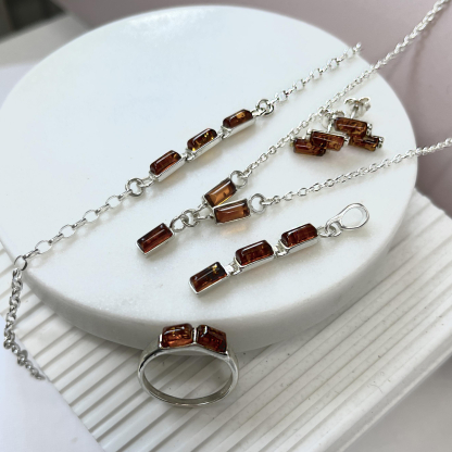 Anello con ambra naturale color cognac del Mar Baltico, in argento rodiato 925