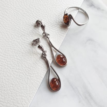Ciondolo con ambra naturale color cognac, argento rodiato 925