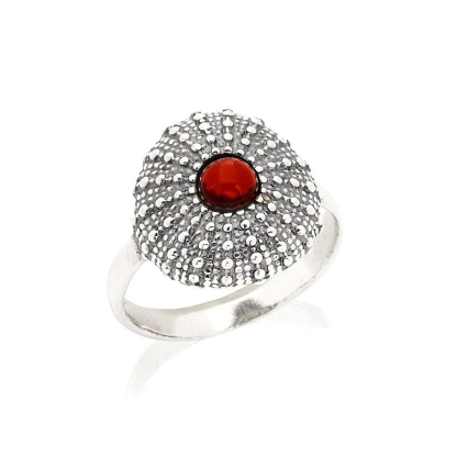 Ring met natuurlijke cognac amber uit de Baltische Zee rond, gemaakt van verouderd zilver 925