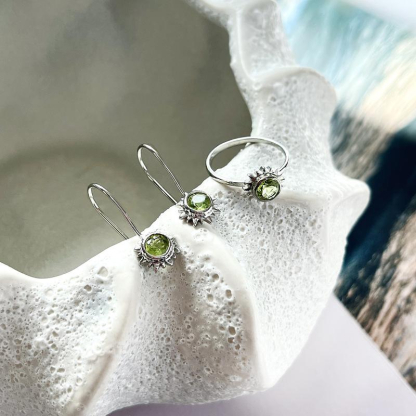 Ring with natural green peridot, in 925 rhodium silver