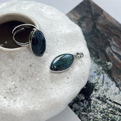 Bague avec shattuckite bleue naturelle, en argent rhodié 925
