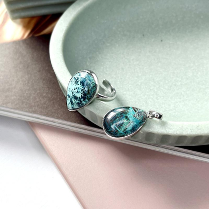 Pendente goccia con shattuckite blu, in argento 925 rodiato, altezza 2+0,8 cm