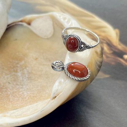 Anello con diaspro rosso naturale, in argento 925 invecchiato
