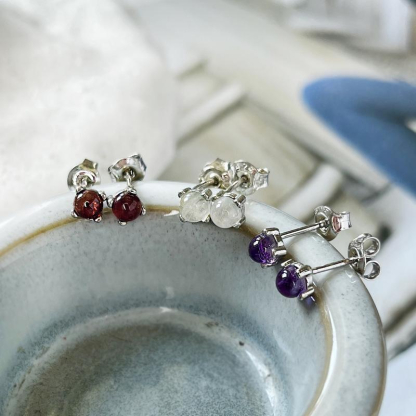 Clous d'oreilles avec grenat rouge naturel rond, en argent rhodié 925