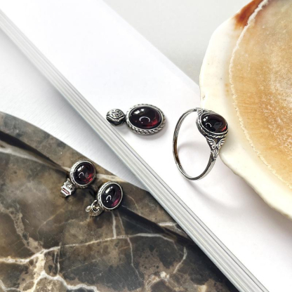 Pendentif avec grenat rouge ovale, en argent vieilli 925, hauteur 1,2+0,6 cm