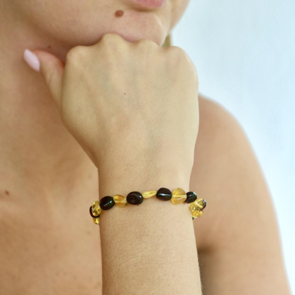 Bracelet avec ambre multicolore naturel de la mer Baltique olive, longueur 18 cm