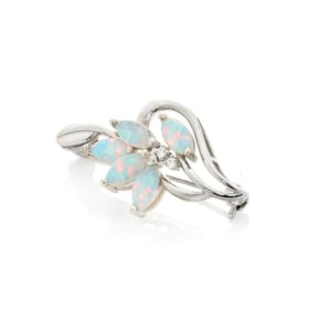 Broche con ópalo navette y óxido de circonio, en plata 925 rodiada