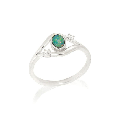 Anillo con doblete ovalado de ópalo y óxido de circonio, en plata 925 rodiada