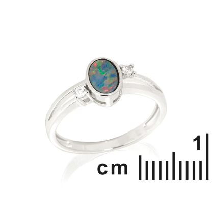 Anillo con doblete ovalado de ópalo y óxido de circonio, en plata 925 rodiada