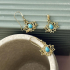 Clous d'oreilles lotus avec turquoise bleue reconstituée, en argent 925 doré